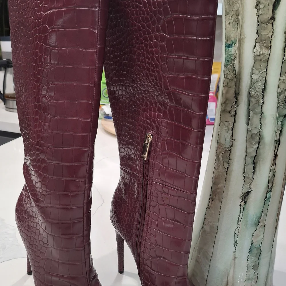 💋Jennifer Lopez  Boots .Elegant Burgundy Croc-Embossed Knee-High Boots💋 - Picture 11 of 12